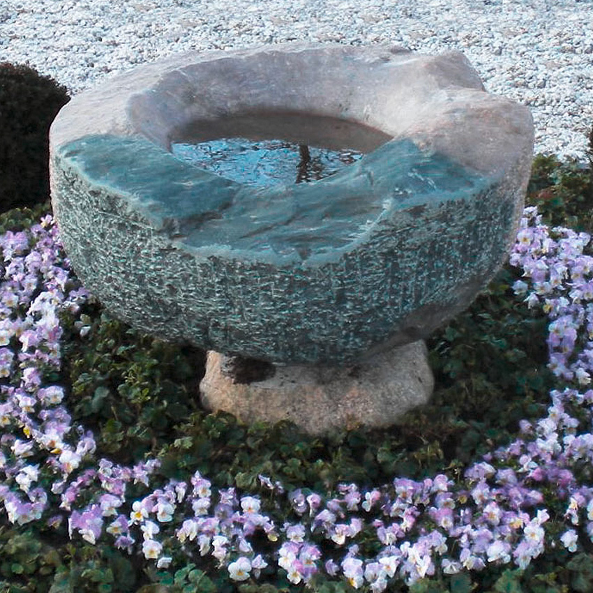 Findlingsbecken „Wasserflächen sind die Augen des Himmels“ LAGA Prenzlau 2012, Kombigrabstein mit Mehrfachfunktion