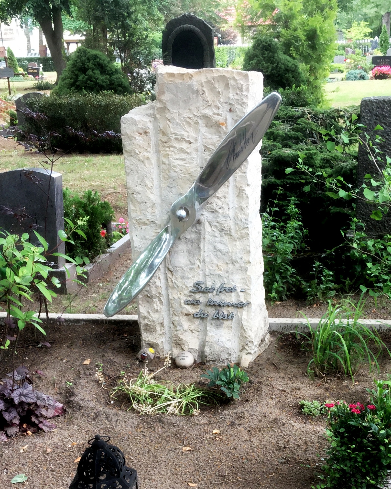 Gedenkstein für Pilot mit Propeller und Unterschrift, Jurakalkstein