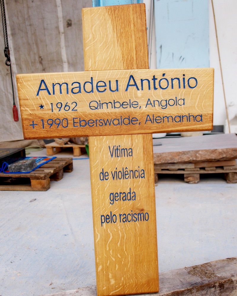 Holzkreuz für Amadeu Antonio, Spende für die Angehörigen in Angola