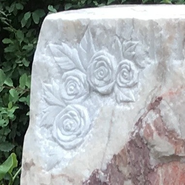Rosenblüten Relief auf griechischem Marmor